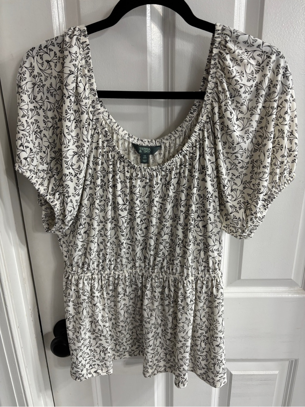 Terra & Sky Black & White Floral Peplum Puff Sleeve Top